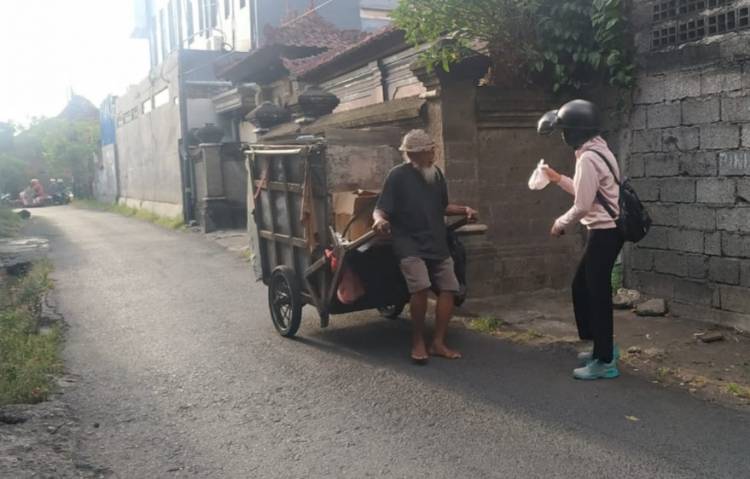 Pelajar dan Mahasiswa Bali Bakti Sosial ke TPA Suwung, Berbagi Nasi Dhuafa