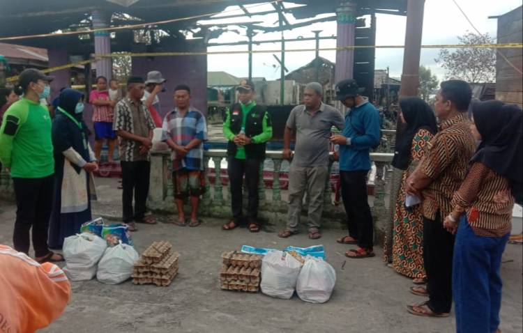 Korban Kebakaran di Desa Jaring Halus Dapat Bantuan dari DD Waspada 