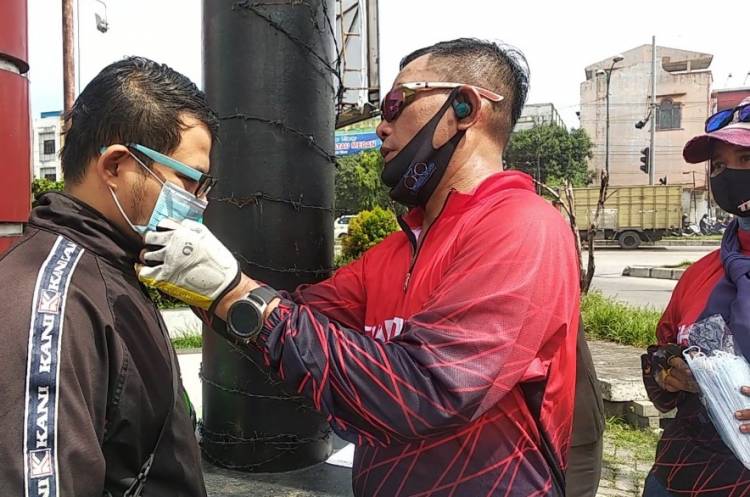 Kompol Arifin Gowes Sepeda Terapkan Prokes dan Bagi Masker