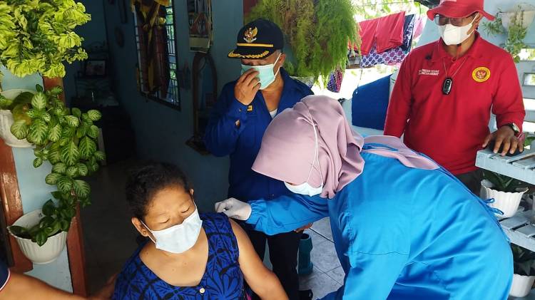 Tim Vaksinator Keliling BIN Layani Warga Binjai, Pasutri Penyandang Disabilitas Ucap Terima Kasih ke Jokowi