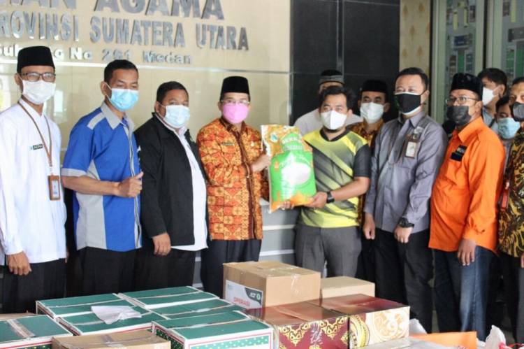 FOZ Sumut Serah Terima Bantuan Sembako Untuk Warga Terdampak Pandemi Kepada Kemenag