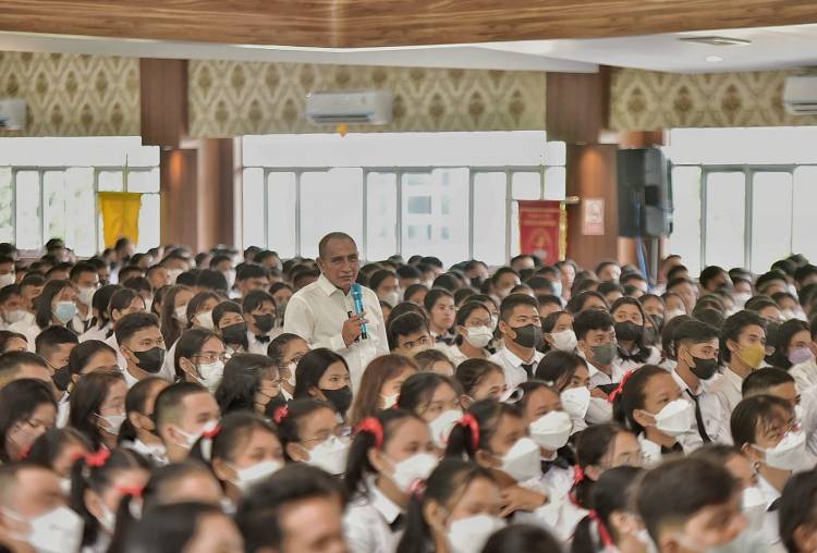 Gubsu Cerita Masa Kecil Kepada Ribuan Mahasiswa Baru UHN Medan