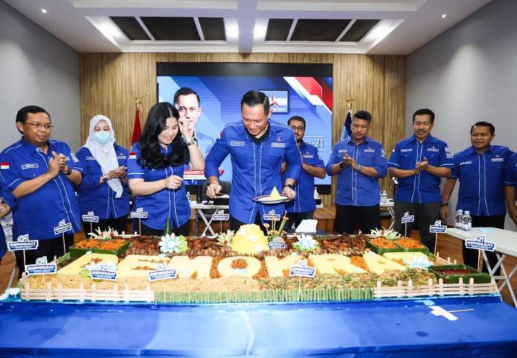 AHY Didampingi Annisa Pohan Potong Tumpeng Rayakan HUT ke-21 Partai Demokrat