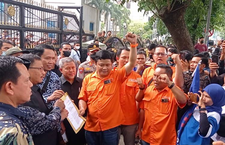 Didesak Buruh, DPRD Sumut Teken Penolakan Kenaikan Harga BBM