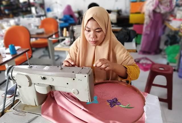 Perempuan Batubara Kembangkan Songket Khas Melayu Kekinian