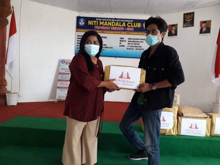 Komunitas Turun Tangan Bali Bantu Buku dan Kuota Internet ke PKBM NMC