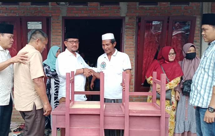 Zubeir Lubis Bantu Kursi dan Meja ke MTsS Islamik Barbaran