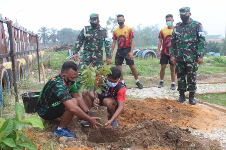 Prajurit Yonif 8 Marinir Tanam Ratusan Pohon Durian Musang King di Taman Hasta Lagan Hill