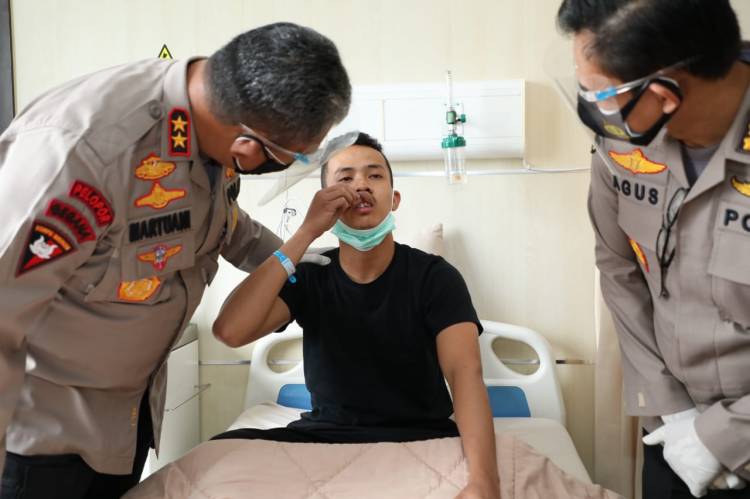 Martuani Semangati Polisi Terluka Saat Demo Tolak UU Cipta Kerja