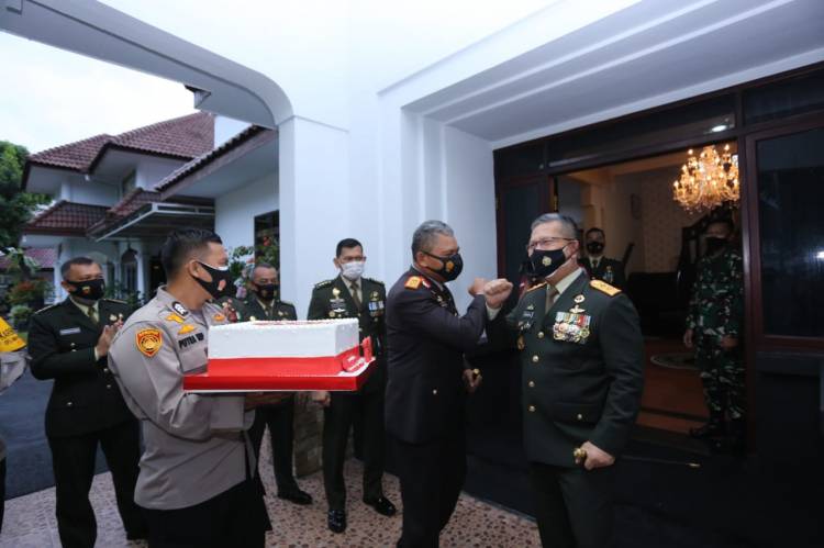 Irjen Martuani Beri Kue Ultah TNI ke 75 ke Pangdam I/BB