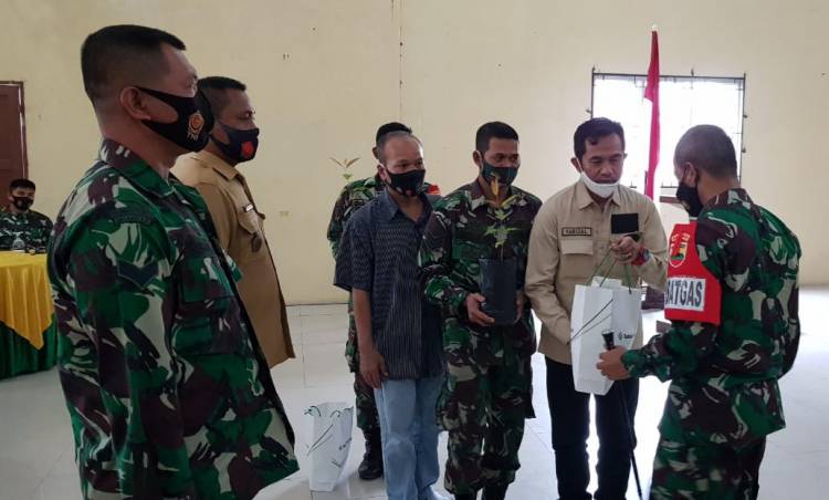 Dandim 0201/BS Bagikan Hand Sanitizer dan Bibit Eucalyptus di Penutupan TMMD 109