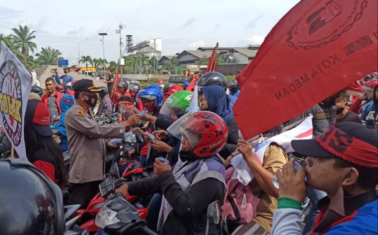 Buruh KIM Medan Dapat Air Minum dan Masker dari Polisi