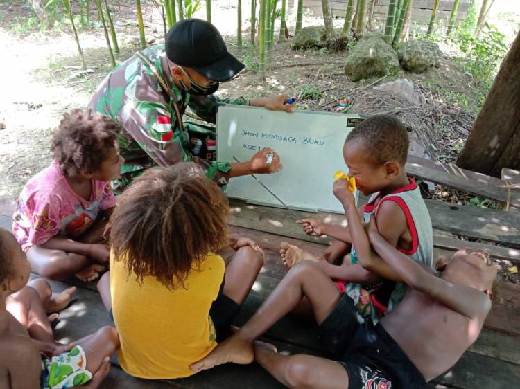Satgas Yonif Raider 100/PS Gelar Bimbel Anak Anak di Perbatasan