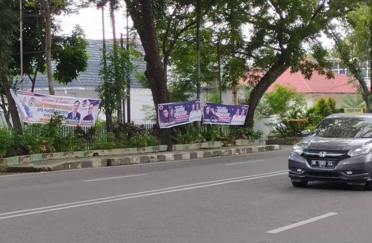 Kasatpol PP Medan Tak Bernyali Tertibkan Spanduk Partai di Ruas Jalan Bebas Reklame