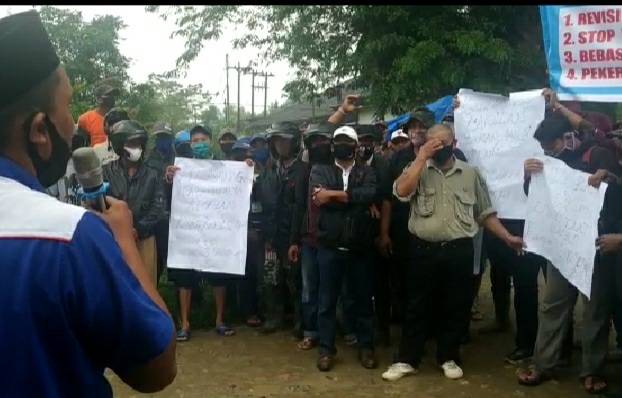 Ratusan Buruh PT. Bakrie Sumatera Plantation Demo Tuntut Bonus