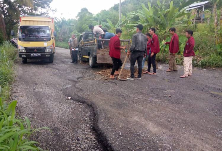 Insan Pers dan Mahasiswa Timbun Jalan Rusak Lintas Sumatera di Mandailing Natal