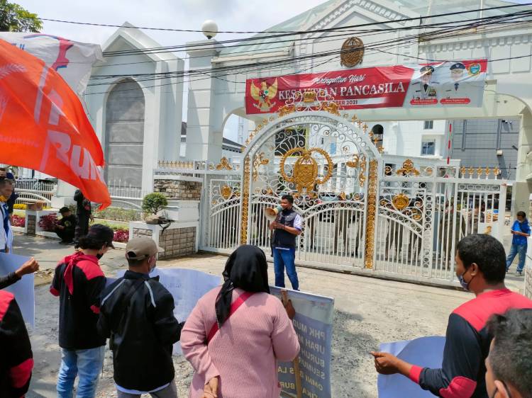 Buruh FSPMI Tuntut Kenaikan UMP dan UMK 10% Tahun 2022 Depan Kantor Gubsu dan Walikota Medan