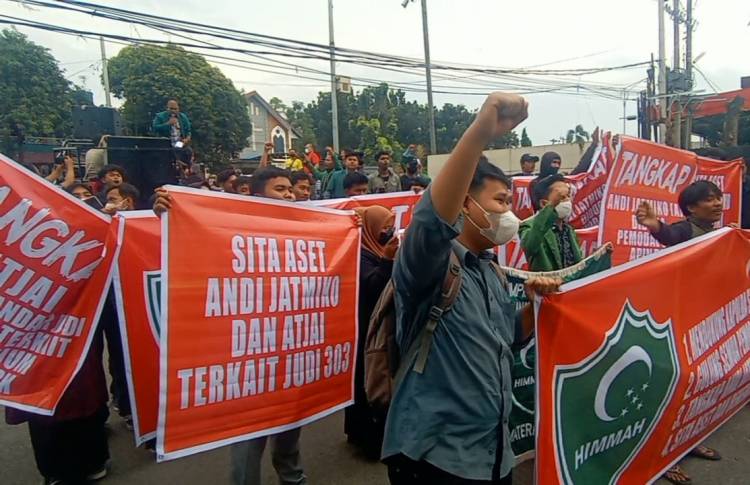 HIMMAH Demo Kapolda Sumut Desak Tangkap Andi Jatmiko dan Atjai Diduga Terlibat Konsorsium Judi Apin BK