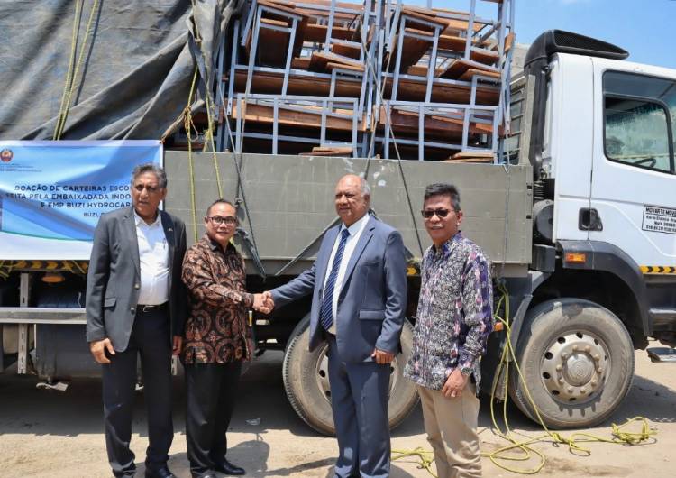 Peduli dengan Siswa Belajar di Lantai, KBRI di Maputo Beri Bantuan Ratusan Bangku Sekolah