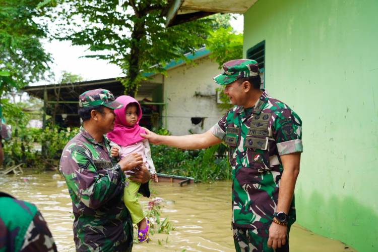 Danrem Kolonel Bayu Permana dan Prajurit  Rela Menembus Banjir demi Membantu Warga