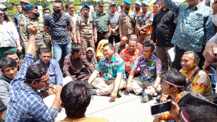 Ratusan Warga Kualuh Geruduk DPRD dan Kantor Bupati Labura