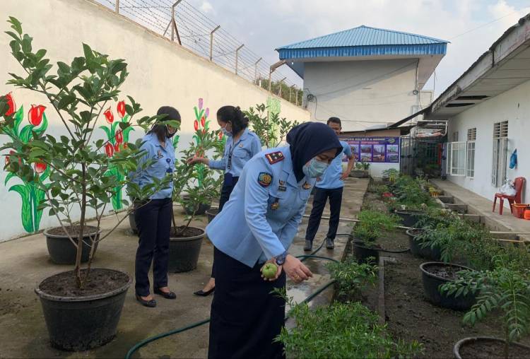 Yekti Apriyanti Sulap Brandgang Rutan Perempuan Medan Jadi Lahan Bertanam