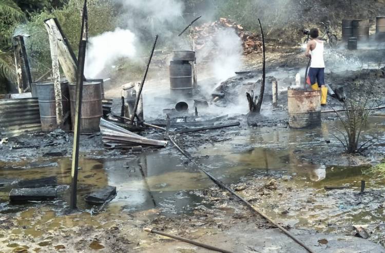 Dapur Penyulingan Minyak Ilegal di Langkat Terbakar