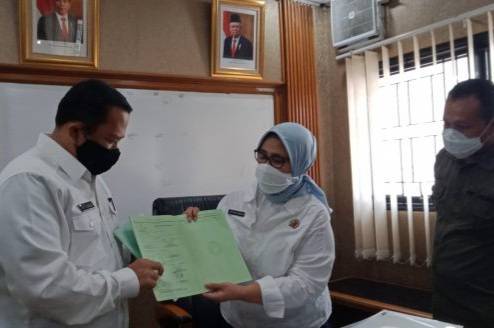 Kepala Kantah Serahkan 100 Sertifikat Aset milik Pemkab Karawang