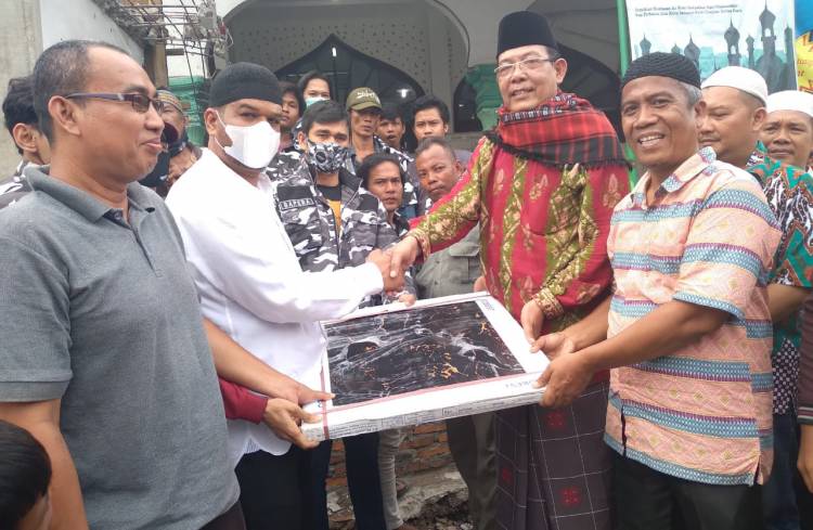 Ketua Bapera Sumut Sumbang 100 Kotak Granit Untuk Renovasi Masjid di Kota Medan