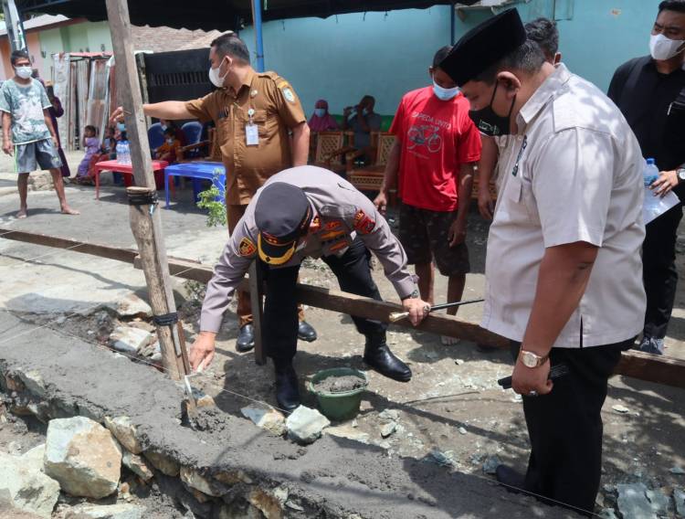 AKBP Ikhwan Lubis Letak Batu Pertama Bedah Rumah Warga Batubara