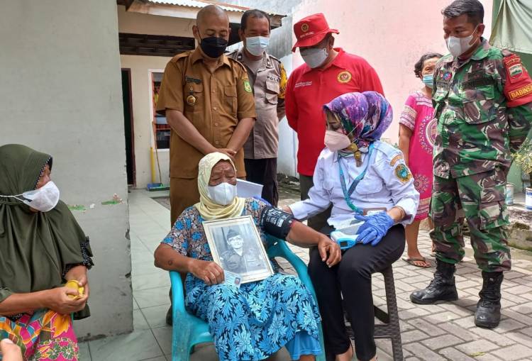 Hari Pahlawan, Kabinda Sumut Saksikan Vaksinasi Janda Veteran di Medan