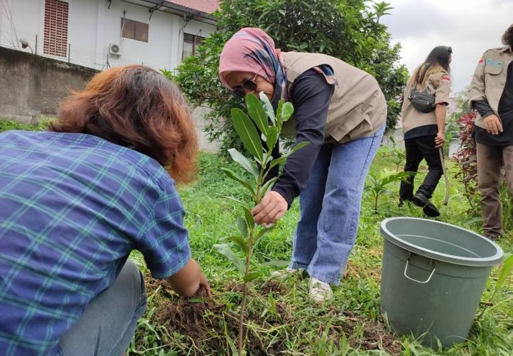 Kampung Sendiri, DLH Medan dan UNUSU Kolaborsi Tanam Pohon di Bantaran Sungai Badera