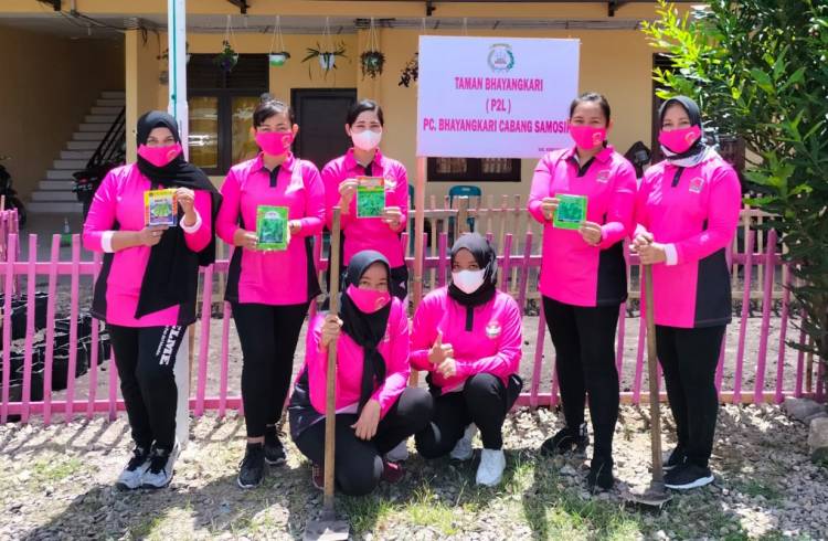 Bhayangkari Samosir Sulap Halaman Rumah Asrama Dengan Tanaman Sayuran