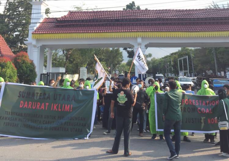 Presma USU dan Walhi Sumut Aksi Sikapi Pidato Jokowi di COP26