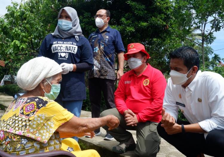 Lansia Gembira Divaksin di Rumah, Walikota Siantar Teruskan Gerakan BIN