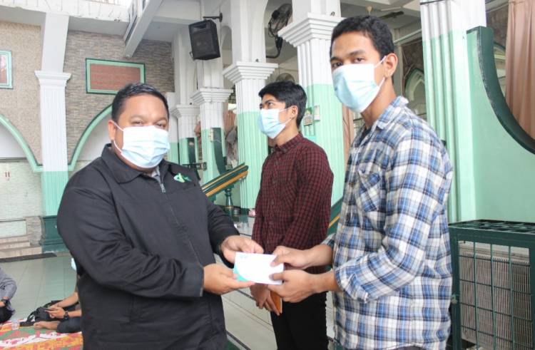 DDW Serahkan Beasiswa Kepada 26 Mahasiswa Prestasi di Sumut