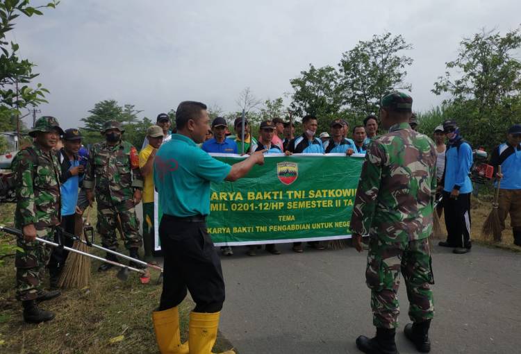 Koramil 0201-12/HP Bersihkan Jalan di Desa Bulu Cina Hamparan Perak