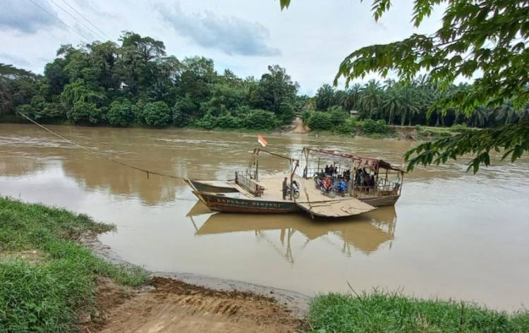 Kabinda Sumut Naik Getek Seberangi Sungai Untuk Vaksin 2000 Warga di Langkat