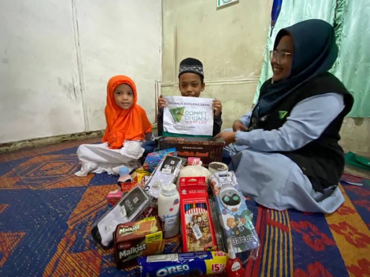 Belanja Bareng Yatim, DDW Belikan Peci Baru Untuk Fajar