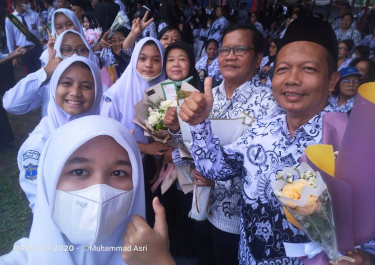 Kepsek SMP Negeri 7 Bersama Guru dan Murid Ikut Peringatan Hari Guru Pemko Medan