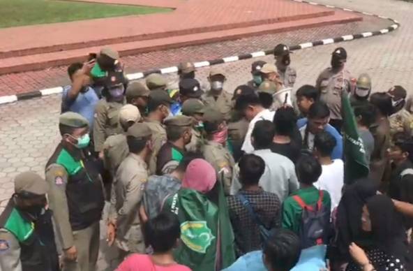 Dihadang Satpol PP, Massa IPA Medan Desak Bobby Evaluasi Kadis PU Topan Ginting