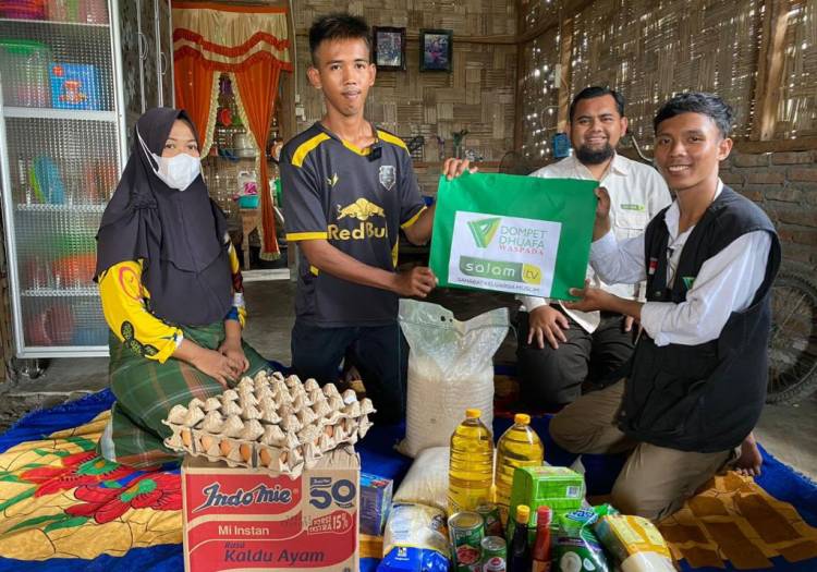 Ketuk Pintu Mustahik, DDW Bantu Ibu Rini Buruh Ikat Sapu Lidi
