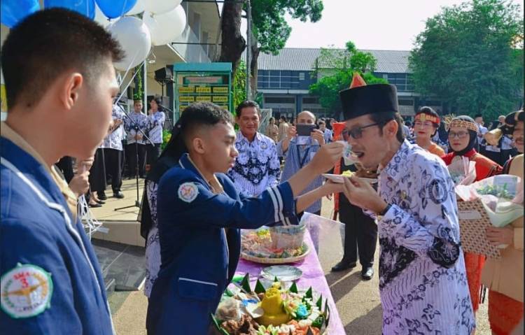 SMA Negeri 3 Medan Potong Nasi Tumpeng Syukuran Hari Guru