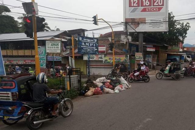 Sampah Menumpuk, Warga Minta Kepala DLH Madina Dicopot