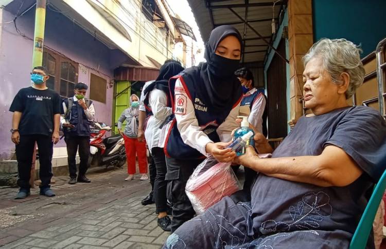 PMI Medan Bagikan 500 Paket ke Warga Kampung Sejahtera
