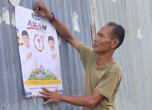 Pendukung Akhyar- Salman Bersemangat Pasang Alat Peraga Kampanye