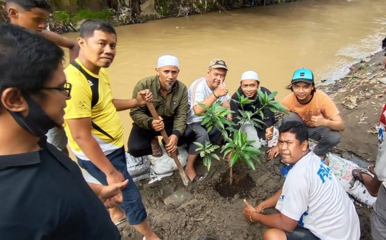 Paska Banjir, Warga Kampung Sejahtera Tanam Pohon di Bantaran Sungai Babura