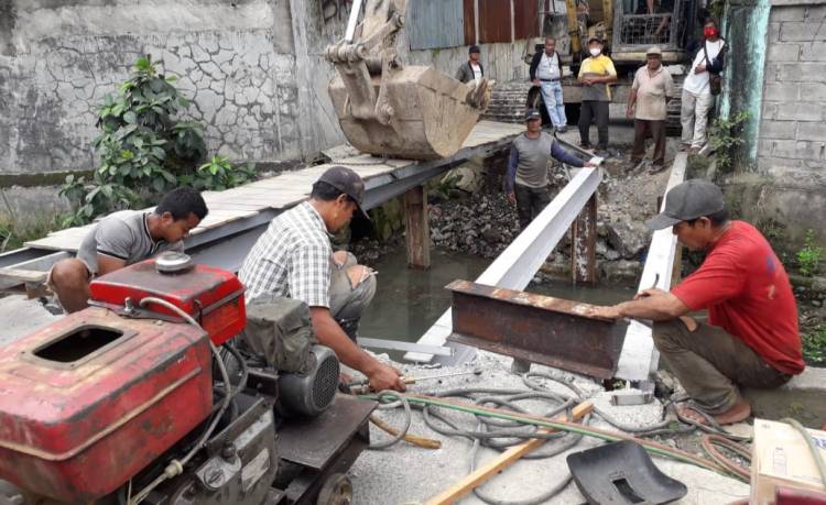 Netizen Medan Kumpul Donasi Untuk Perbaikan Jembatan Roboh Akibat Banjir