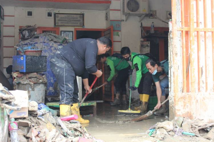 Pascabanjir Bandang, DDW Bersihkan Lumpur di Rumah Warga
