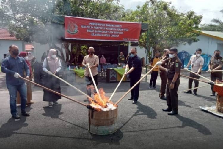 Kejari Langkat Musnahkan Barang Bukti 72 Perkara